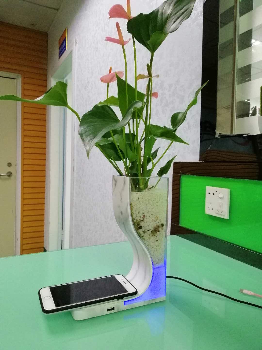qi-desktop-vase-wireless-charger-1 qi-desktop-vase-wireless-charger-1